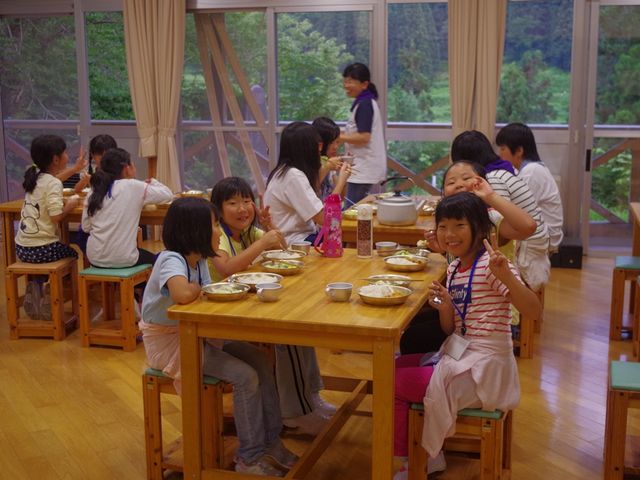 みんなでカレーを作って食事_大江町山里交流館やまさぁーべ