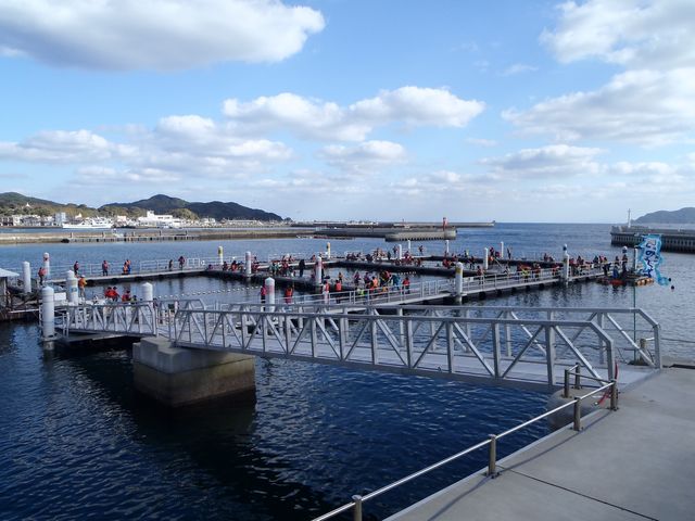 安全な施設内で釣りを満喫できます。_海洋体験施設うみんぐ大島