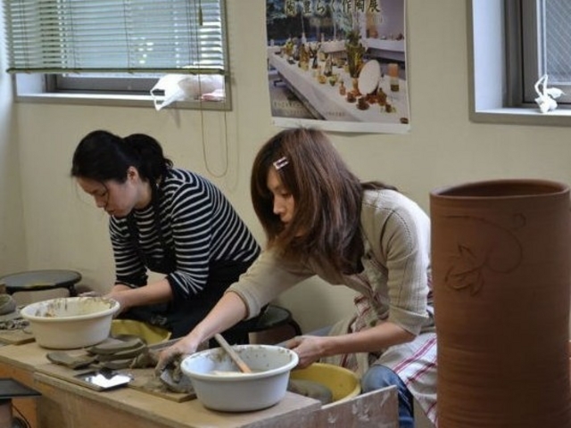 女性の参加者も多数。講師が丁寧に指導いたしますので、安心してご利用くださいませ。_陶豊らく