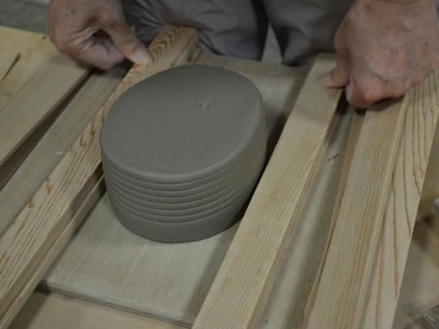 たたら作りは両端にたたら板をあてがい、好みの厚さにスライスする技法です。_陶豊らく