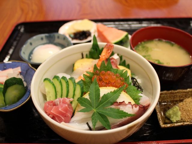 幸寿司おすすめ!海鮮丼です。イルカウォッチングと海鮮丼のセットもありますのでお問い合わせください。_イルカウォッチング受付予約センター