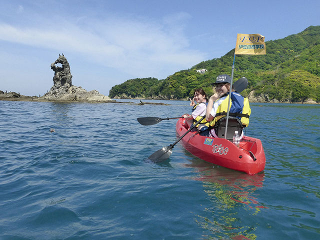 西伊豆、田子カヤック体験ツアー。まずはメガネッチョ(ゴジラ岩)を目指します_伊豆自然学校