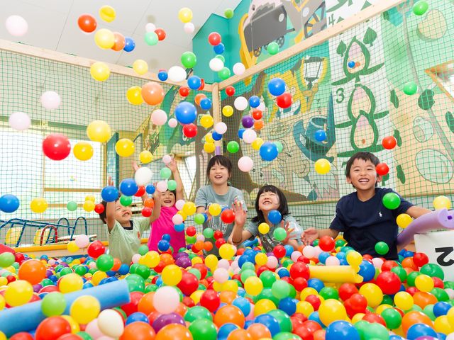 屋内あそび王国「キャロル」。ボールプールやふわふわ遊具等、室内遊びが楽しめる。_Hakuba47マウンテンスポーツパーク