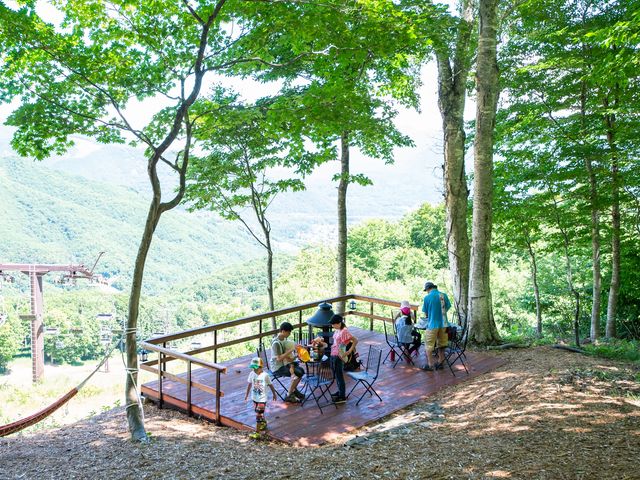 ゴンドラ山頂駅にある「アジサイテラス」で景色を楽しもう。_Hakuba47マウンテンスポーツパーク