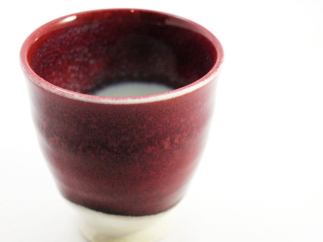 三池焼の特徴の辰砂(赤色の釉薬)の器です。還暦祝いなどの贈り物として喜ばれています。_三池焼