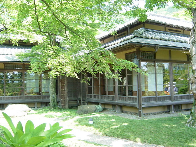 緑豊かなお庭。遠くに箱根外輪山が望めます。_箱根ホテル小涌園 箱根茶寮 椿山荘