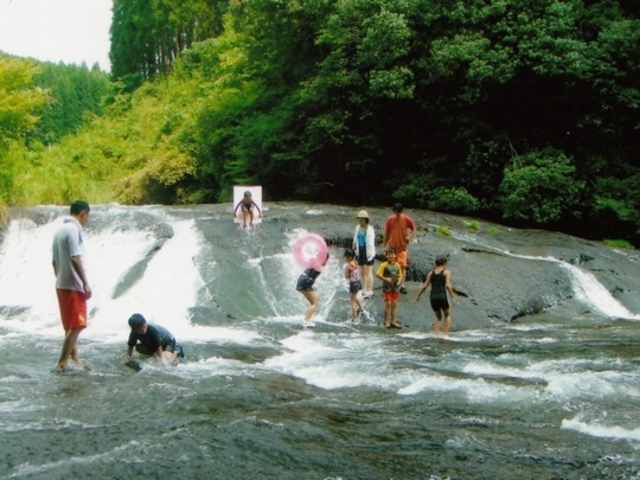 【周辺環境】滝すべりができる水遊びスポット『遊水峡』まで車で20分_遊夢農園