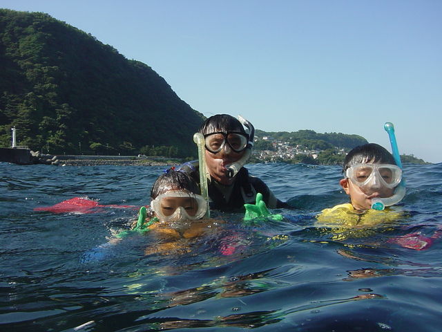 浅い場所での練習の後は、いっぱいのサカナたちと一緒に泳げます。_キープスマイリング