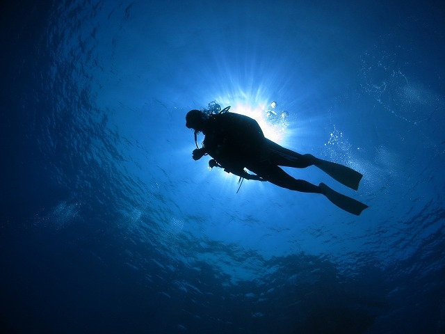 慣れてきたら1人で泳ぎ浮遊感を楽しめます_バウラインスクーバ