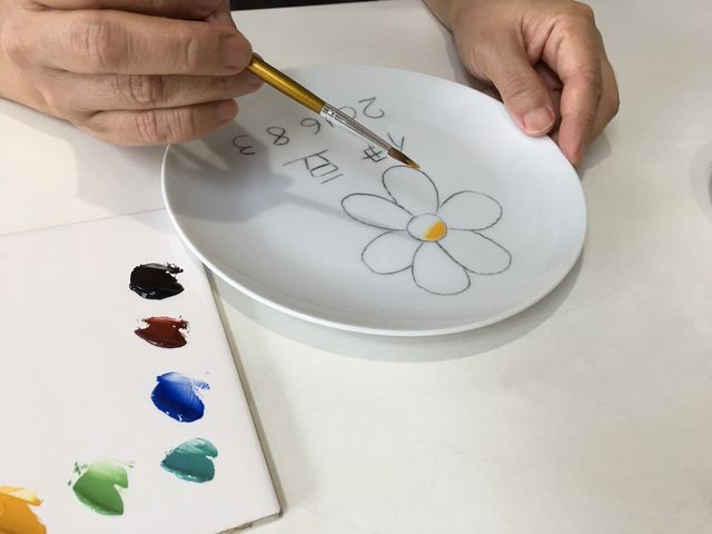 下書きしたお皿に塗っていきます。1色につき、1本の筆をご使用頂きます_食器ペインティング体験工房 青い玉葱