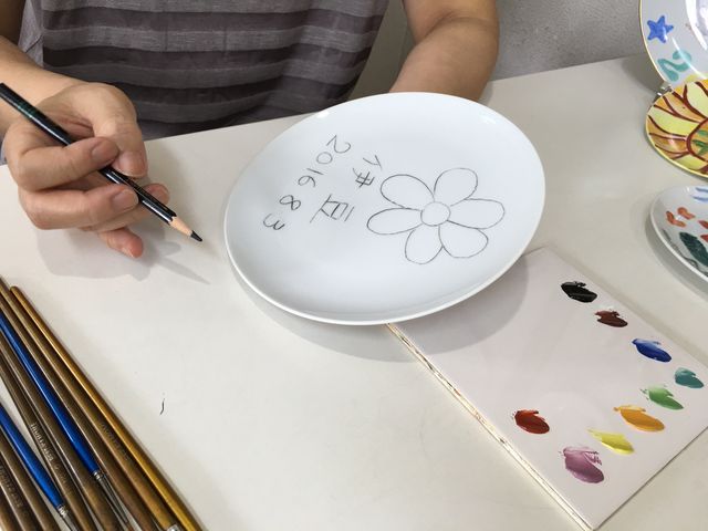 制作風景。下書き_食器ペインティング体験工房 青い玉葱