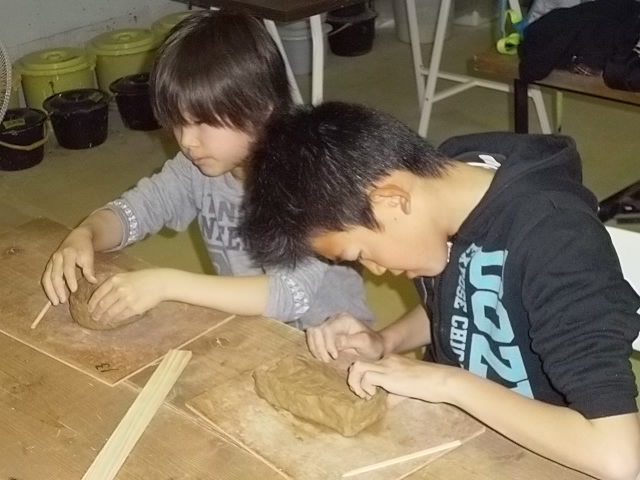 普段は余り目にする事ない、お子さんが集中して制作する姿です。_陶磁器工房 器楽