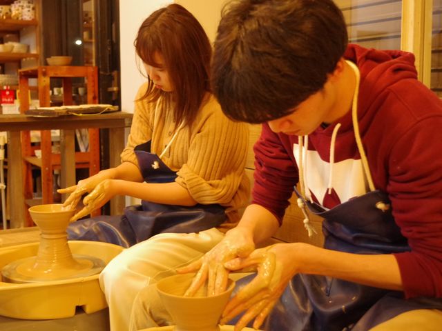 集中して電動ろくろに向き合っております。_陶磁器工房 器楽