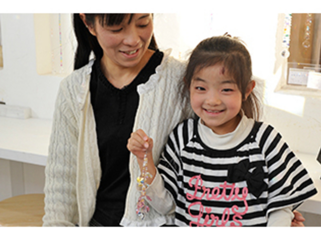 テグス(細い透明の糸)にビーズを通すだけだから子供でも簡単に作業できます。_サンキャッチャー体験 ぷちそれいゆ