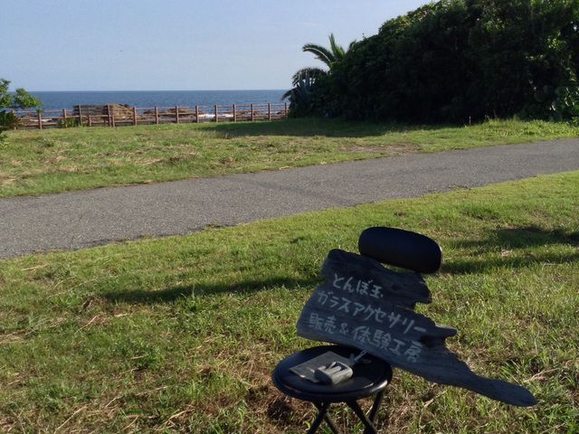 工房は水平線を臨むシラハマアパートメントの1階にあります。作業後は館内のカフェでゆったりくつろぐことも出来ます。_ガラス玉工房グラスドロップ