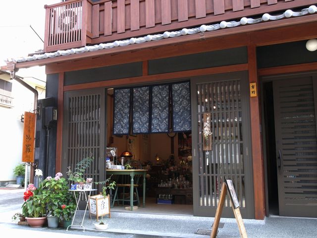 【店頭正面】和風の外観とは一変、中に入るとキラキラ煌めくガラスの世界が広がっています。_ガラス工房 沙羅