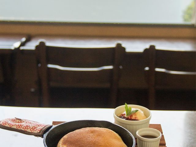 ネイチャーセンター2階ではCafe mubanchiが体験シーズンに合わせて営業中!パンケーキやピザなど十勝の食材にこだわってお出ししています。_然別湖ネイチャーセンター