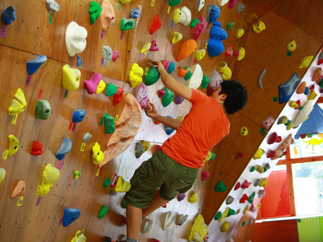 中学生の力ある登り_YJ Rock Climbing Gym