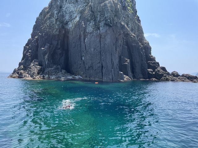 若狭湾の孤島「冠島」
周辺には魚群がたくさん♪_海倶楽部スキューバダイブセンター
