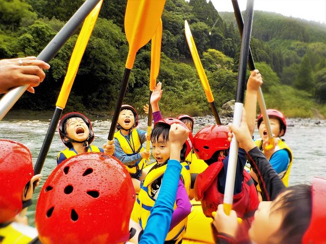 子供も大人もおもいっきり楽しめるラフティング_球磨川ラフティング ハッピーサプライズ