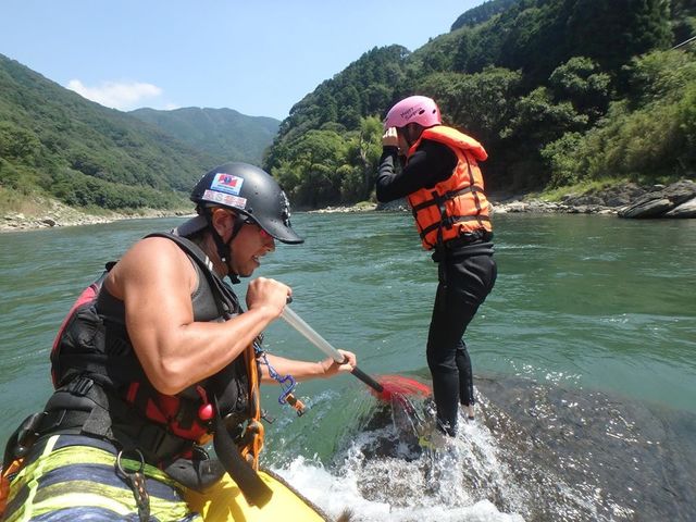 ムッキーなガイドが待っています_球磨川ラフティング ハッピーサプライズ
