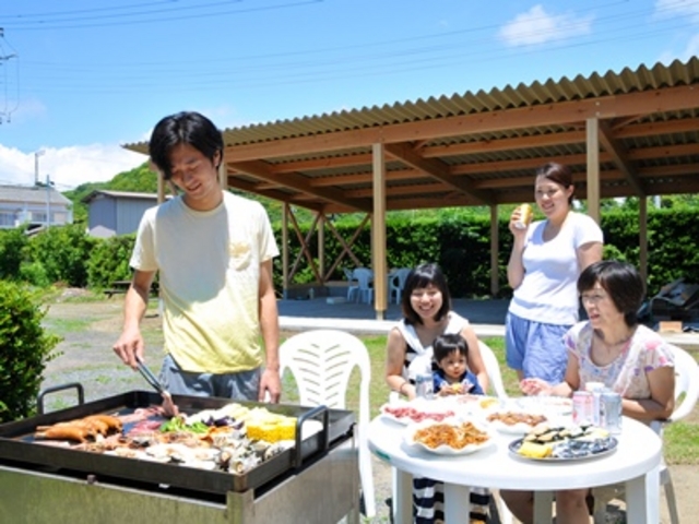屋根付きだから、日差しが強くても雨でもOK 屋外だからペット連れもOK_BBQごんべえ