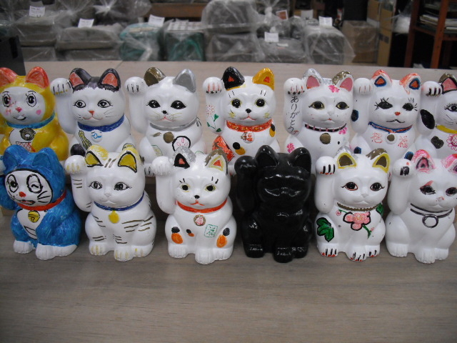 『招き猫絵付体験』特殊なペンで絵を描く体験。焼かないので即にお持ち帰り出来ます。_クマの陶芸教室(ギフトふじい)