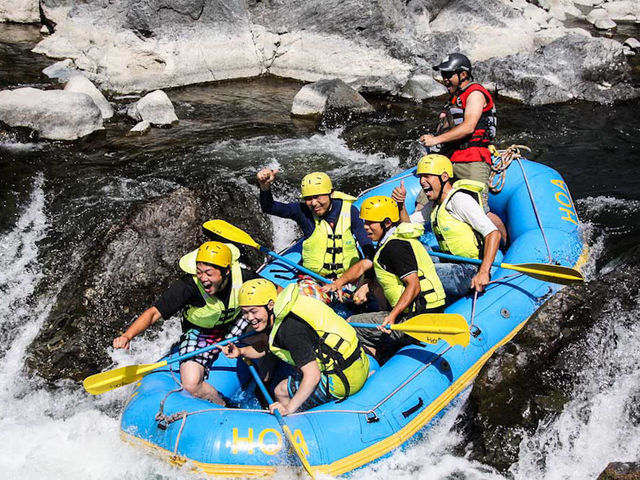 真夏の鵡川ラフティング。冷たい川の水が爽快。_HOA北海道アウトドアアドベンチャーズ