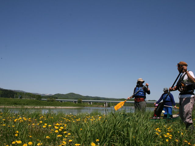 スタート前にはしっかりレクチャー。カヌーを自分たちの力で操作できるように練習!_river trip CAMEL