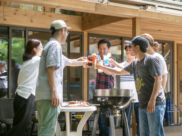グループでのパーティや懇親会などをカフェ貸切ってのご利用も人気です。_温泉グランピングシマブルー