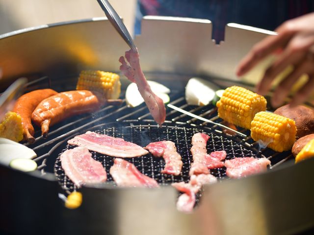 手ぶらでBBQ 自然に囲まれ緑の中での食事は会話も弾みます。姉妹館ルルド温泉付きやサウナのプランもありますのでお問合せください。_温泉グランピングシマブルー