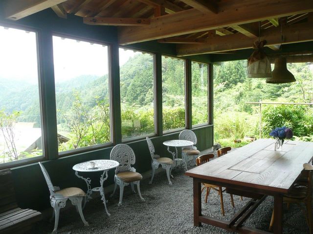 紙漉体験の受け付けはテラスでお伺いいたします。_和紙スタジオ かみこや