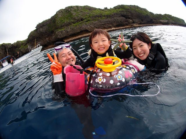 浮きわに乗ってぷかぷか、2歳からご参加いただけます!!_Diving Shop Lei(ダイビングショップレイ)