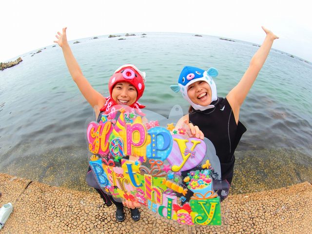 お誕生日や記念ダイビングのお祝いもしています!
小道具を使って海でお祝いしましょーー!!_DivingHouse 3PIECE DIVERS