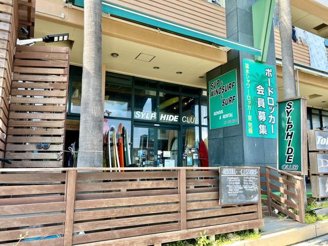 シルフィードカラーの緑色とウッドデッキが特徴の心地よいお店です。_SYLPHIDE CLUB