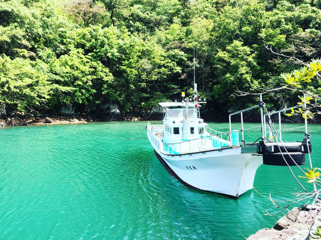 水床湾内に浮かぶ遊漁船。まずは、静かな湾内でスタンドアップできるように練習します。_シーラニ水床湾
