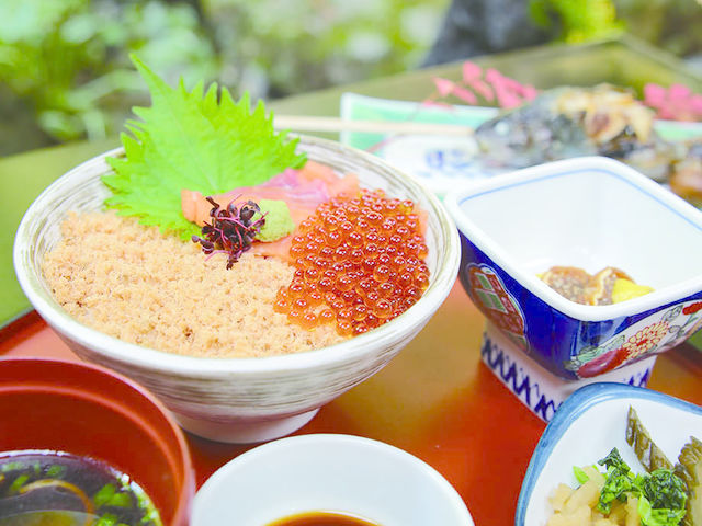ます尽くし丼とカンロ煮、炭火の塩焼き、汁物など。一品サービス付_ます釣り体験 醒井楼(さめがいろう)