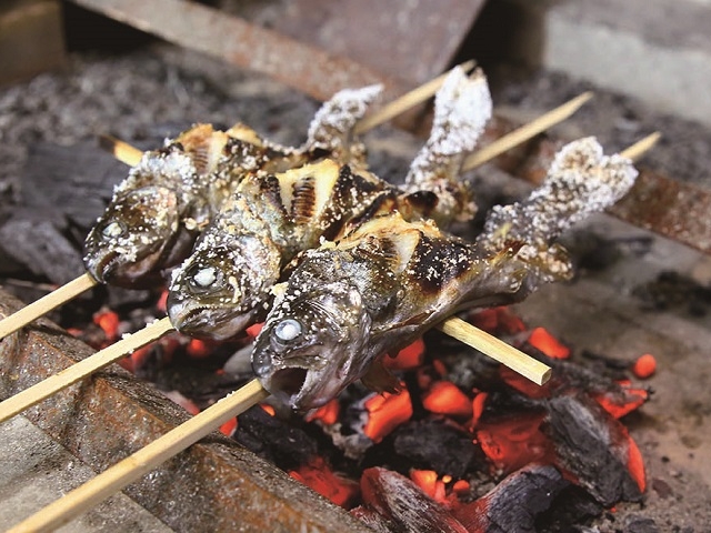 炭火でじっくり焼き上げているところ_ます釣り体験 醒井楼(さめがいろう)
