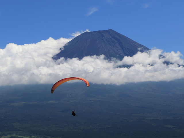 タンデムフライトコース夏の富士山と一緒に_Mt.FUJI PARAGLIDING (旧 アサギリ高原パラグライダースクール)