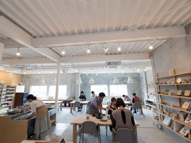 2階に新しくリニューアルした教室の中は明るいcafeのような空間。_陶芸教室やわら木