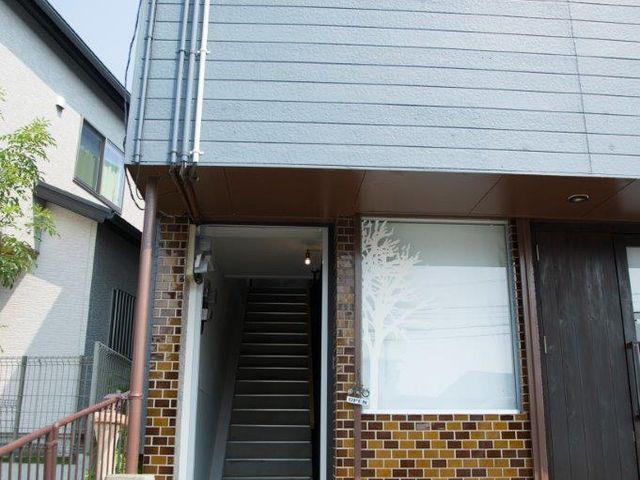 教室は建物左手の階段より2階にお上がり下さい。_陶芸教室やわら木