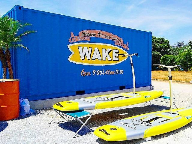 お店の目印は青いコンテナ!!_沖縄マリンスポーツWAKE