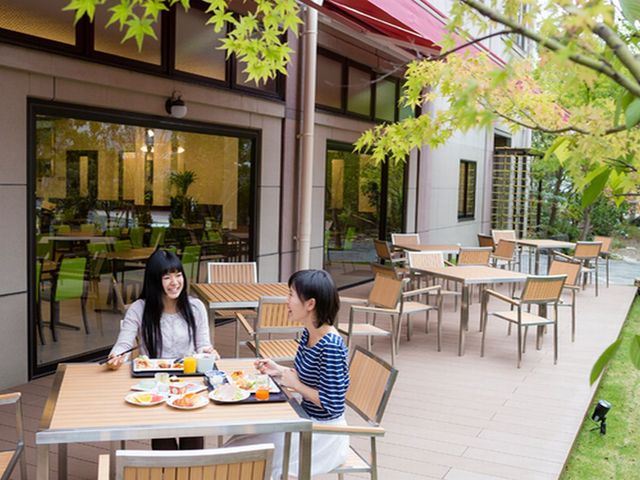 【Buffet TSUBAKI】≪テラス≫ お天気がいい日には、テラス席でお食事もとれます。_道後温泉ホテル椿館
