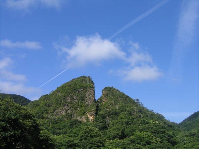 道遊の割戸
江戸から平成まで採掘された山で佐渡金山のシンボル。上部は斧で割ったような姿。_史跡佐渡金山