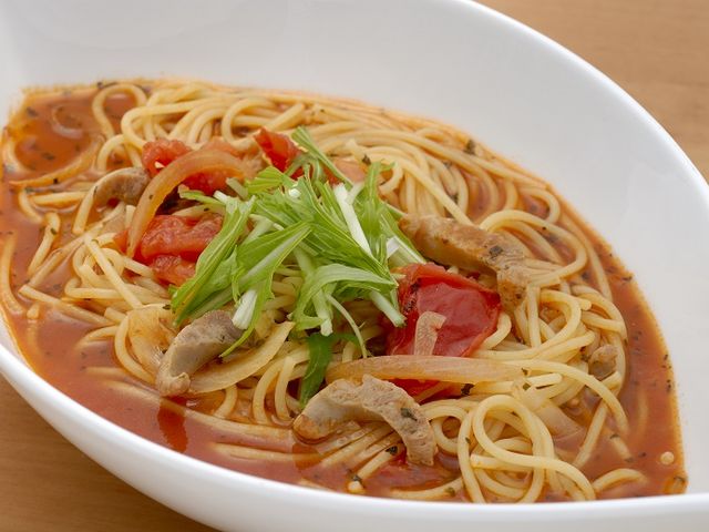 人気のトマトスープパスタはデリシャストマトのジュースやトマトソースをたっぷり使用したコクのあるパスタです。_デリシャスファーム
