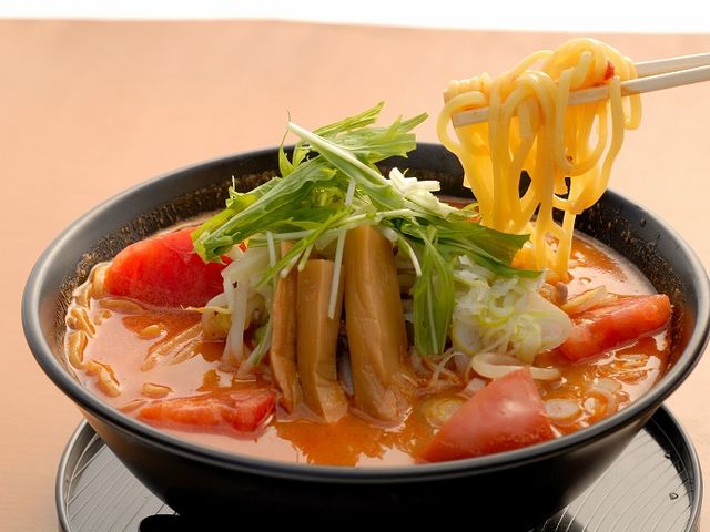 当店人気NO1のトマト辛味噌ラーメン!_デリシャスファーム