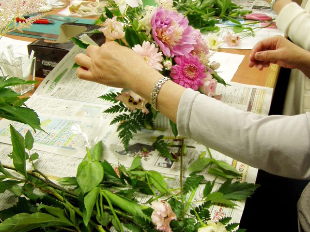 パリスタイルのフレッシュフラワーアレンジメント。四季折々の花々をコーディネイト致します。_フランスカルチャーサロン ラベルヴィ