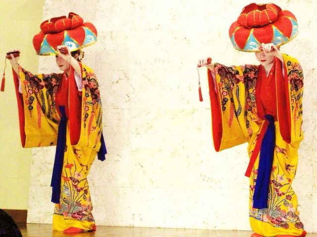沖縄の歴史と文化が味わえる琉球舞踊を見ることができます。雰囲気たっぷりのライブで沖縄気分に浸れます!_味と踊りの竜宮城うらしま