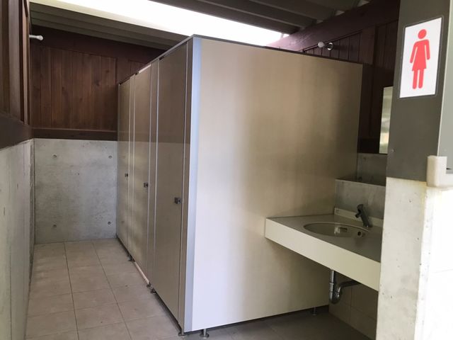 リニューアルした綺麗なトイレも自慢です_遊覧農場 ヤマナカ果園