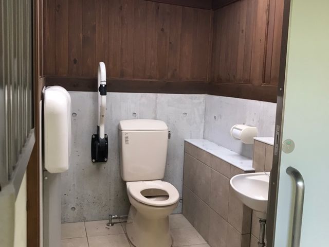車いすの方も利用できるトイレがあります。_遊覧農場 ヤマナカ果園